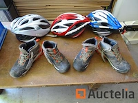 3 fietshelmen, 2 paar wandelschoenen (kinderen) - afbeelding 1 van  6
