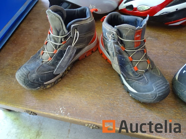 3 fietshelmen, 2 paar wandelschoenen (kinderen) - afbeelding 2 van  6
