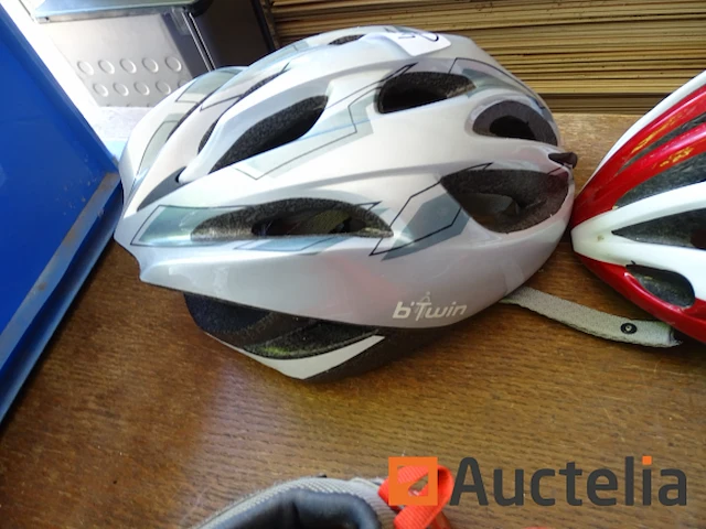 3 fietshelmen, 2 paar wandelschoenen (kinderen) - afbeelding 4 van  6