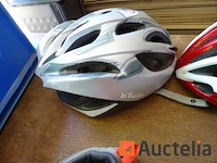 3 fietshelmen, 2 paar wandelschoenen (kinderen) - afbeelding 4 van  6