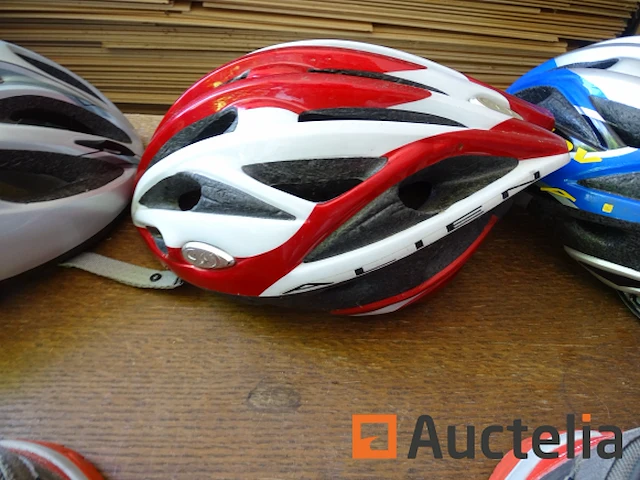 3 fietshelmen, 2 paar wandelschoenen (kinderen) - afbeelding 5 van  6