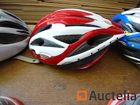 3 fietshelmen, 2 paar wandelschoenen (kinderen) - afbeelding 5 van  6