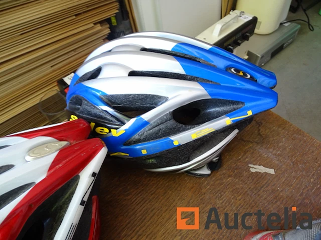 3 fietshelmen, 2 paar wandelschoenen (kinderen) - afbeelding 6 van  6