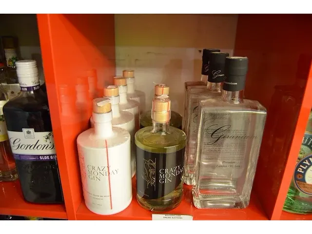 3 flessen geranium dry gin 70cl, 2 flessen crazy monday gin barrel aged 50cl, 4 flessen crazy monday gin 50cl (625,626,627) - afbeelding 1 van  5