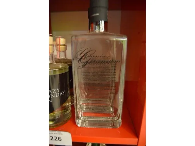 3 flessen geranium dry gin 70cl, 2 flessen crazy monday gin barrel aged 50cl, 4 flessen crazy monday gin 50cl (625,626,627) - afbeelding 3 van  5