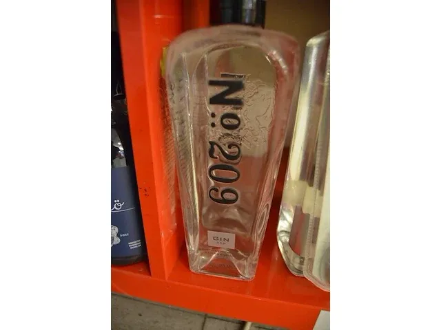 3 flessen haymans old town gin 70cl, 1 fles bankes dry gin 1l, 2 flessen no 209 gin 70cl (622,623,624) - afbeelding 3 van  5
