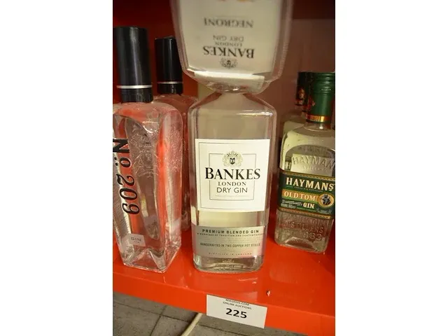 3 flessen haymans old town gin 70cl, 1 fles bankes dry gin 1l, 2 flessen no 209 gin 70cl (622,623,624) - afbeelding 4 van  5