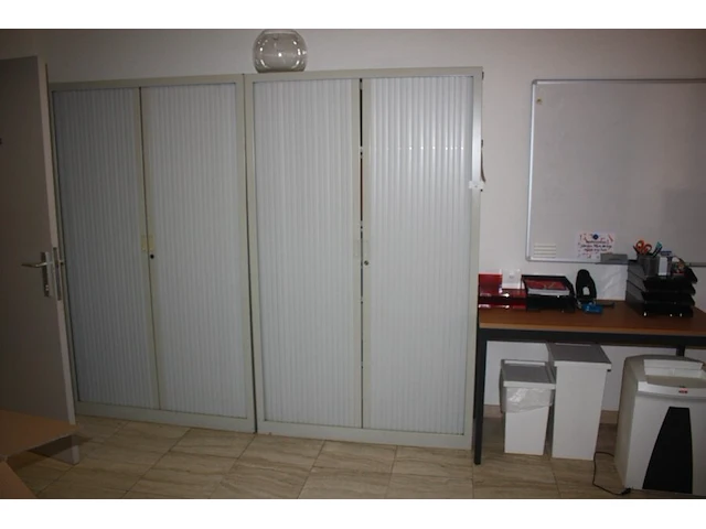 3 grijze boekenkasten met rolluikdeur en volledige inhoud, planningbord, rechthoekige schrijftafel, papiervernietiger hsm, 2 pvc vuilzakken (12,61) - afbeelding 1 van  9