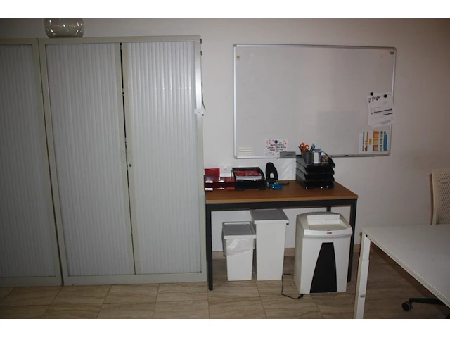 3 grijze boekenkasten met rolluikdeur en volledige inhoud, planningbord, rechthoekige schrijftafel, papiervernietiger hsm, 2 pvc vuilzakken (12,61) - afbeelding 2 van  9