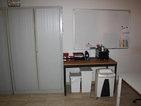 3 grijze boekenkasten met rolluikdeur en volledige inhoud, planningbord, rechthoekige schrijftafel, papiervernietiger hsm, 2 pvc vuilzakken (12,61) - afbeelding 2 van  9