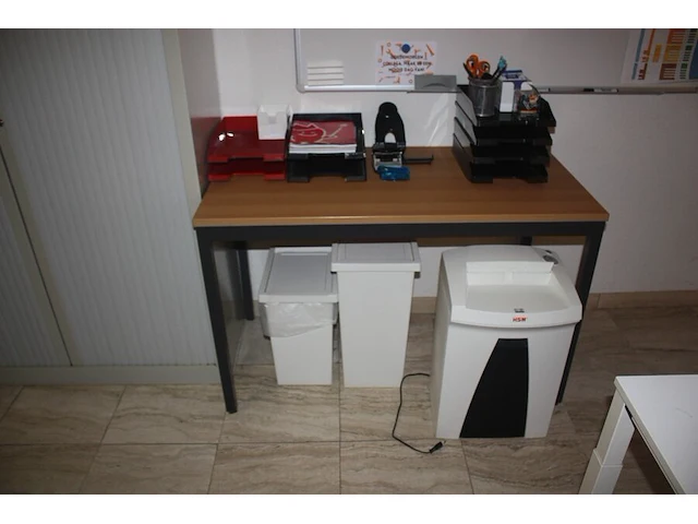 3 grijze boekenkasten met rolluikdeur en volledige inhoud, planningbord, rechthoekige schrijftafel, papiervernietiger hsm, 2 pvc vuilzakken (12,61) - afbeelding 3 van  9