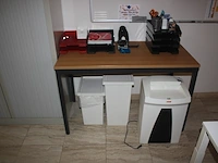 3 grijze boekenkasten met rolluikdeur en volledige inhoud, planningbord, rechthoekige schrijftafel, papiervernietiger hsm, 2 pvc vuilzakken (12,61) - afbeelding 3 van  9