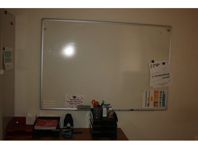 3 grijze boekenkasten met rolluikdeur en volledige inhoud, planningbord, rechthoekige schrijftafel, papiervernietiger hsm, 2 pvc vuilzakken (12,61) - afbeelding 4 van  9