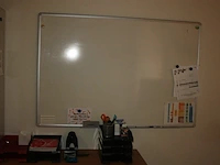 3 grijze boekenkasten met rolluikdeur en volledige inhoud, planningbord, rechthoekige schrijftafel, papiervernietiger hsm, 2 pvc vuilzakken (12,61) - afbeelding 4 van  9