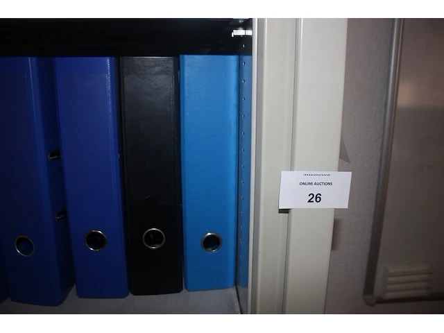 3 grijze boekenkasten met rolluikdeur en volledige inhoud, planningbord, rechthoekige schrijftafel, papiervernietiger hsm, 2 pvc vuilzakken (12,61) - afbeelding 5 van  9