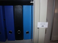 3 grijze boekenkasten met rolluikdeur en volledige inhoud, planningbord, rechthoekige schrijftafel, papiervernietiger hsm, 2 pvc vuilzakken (12,61) - afbeelding 5 van  9
