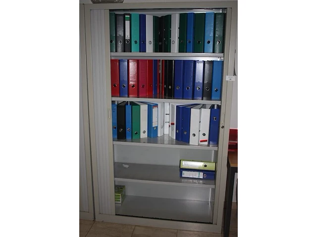 3 grijze boekenkasten met rolluikdeur en volledige inhoud, planningbord, rechthoekige schrijftafel, papiervernietiger hsm, 2 pvc vuilzakken (12,61) - afbeelding 6 van  9