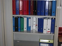3 grijze boekenkasten met rolluikdeur en volledige inhoud, planningbord, rechthoekige schrijftafel, papiervernietiger hsm, 2 pvc vuilzakken (12,61) - afbeelding 6 van  9