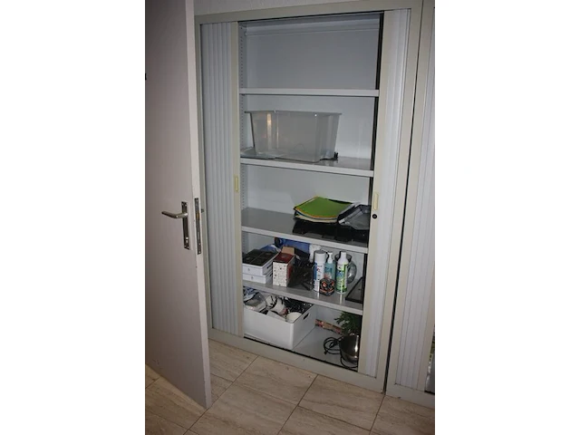 3 grijze boekenkasten met rolluikdeur en volledige inhoud, planningbord, rechthoekige schrijftafel, papiervernietiger hsm, 2 pvc vuilzakken (12,61) - afbeelding 7 van  9