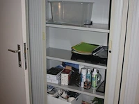 3 grijze boekenkasten met rolluikdeur en volledige inhoud, planningbord, rechthoekige schrijftafel, papiervernietiger hsm, 2 pvc vuilzakken (12,61) - afbeelding 7 van  9