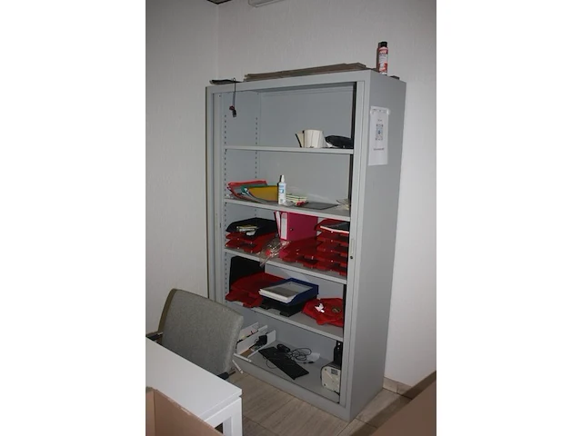 3 grijze boekenkasten met rolluikdeur en volledige inhoud, planningbord, rechthoekige schrijftafel, papiervernietiger hsm, 2 pvc vuilzakken (12,61) - afbeelding 8 van  9