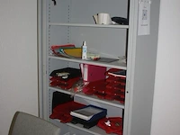 3 grijze boekenkasten met rolluikdeur en volledige inhoud, planningbord, rechthoekige schrijftafel, papiervernietiger hsm, 2 pvc vuilzakken (12,61) - afbeelding 8 van  9