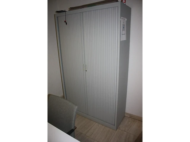 3 grijze boekenkasten met rolluikdeur en volledige inhoud, planningbord, rechthoekige schrijftafel, papiervernietiger hsm, 2 pvc vuilzakken (12,61) - afbeelding 9 van  9