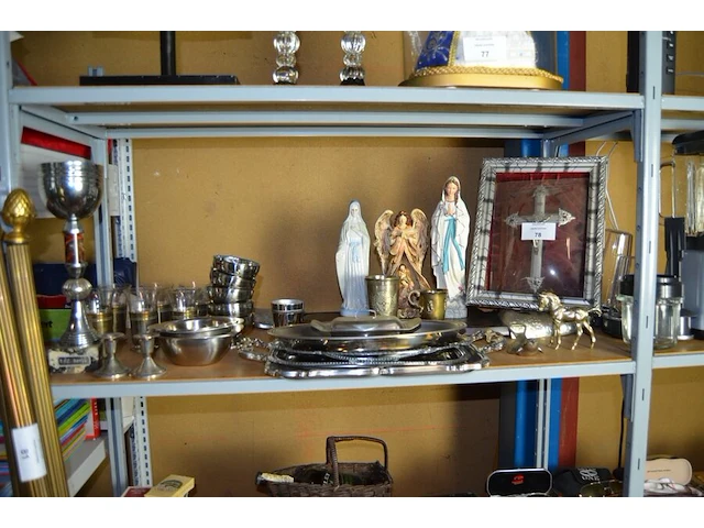 3 heilige beelden, kruis achter glas in kader, 5 dienbladen, 6 theeglazen op verzilverde voet, 2 kaarsenhouders, snijplank in vorm van vis, 5 inox dessert kommetjes, bekers - afbeelding 1 van  8