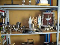 3 heilige beelden, kruis achter glas in kader, 5 dienbladen, 6 theeglazen op verzilverde voet, 2 kaarsenhouders, snijplank in vorm van vis, 5 inox dessert kommetjes, bekers - afbeelding 1 van  8