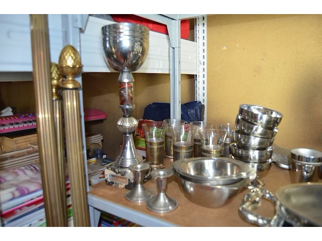 3 heilige beelden, kruis achter glas in kader, 5 dienbladen, 6 theeglazen op verzilverde voet, 2 kaarsenhouders, snijplank in vorm van vis, 5 inox dessert kommetjes, bekers - afbeelding 3 van  8