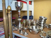 3 heilige beelden, kruis achter glas in kader, 5 dienbladen, 6 theeglazen op verzilverde voet, 2 kaarsenhouders, snijplank in vorm van vis, 5 inox dessert kommetjes, bekers - afbeelding 3 van  8