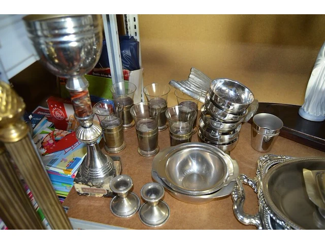 3 heilige beelden, kruis achter glas in kader, 5 dienbladen, 6 theeglazen op verzilverde voet, 2 kaarsenhouders, snijplank in vorm van vis, 5 inox dessert kommetjes, bekers - afbeelding 4 van  8