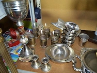 3 heilige beelden, kruis achter glas in kader, 5 dienbladen, 6 theeglazen op verzilverde voet, 2 kaarsenhouders, snijplank in vorm van vis, 5 inox dessert kommetjes, bekers - afbeelding 4 van  8