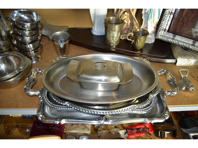 3 heilige beelden, kruis achter glas in kader, 5 dienbladen, 6 theeglazen op verzilverde voet, 2 kaarsenhouders, snijplank in vorm van vis, 5 inox dessert kommetjes, bekers - afbeelding 6 van  8
