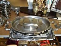 3 heilige beelden, kruis achter glas in kader, 5 dienbladen, 6 theeglazen op verzilverde voet, 2 kaarsenhouders, snijplank in vorm van vis, 5 inox dessert kommetjes, bekers - afbeelding 6 van  8