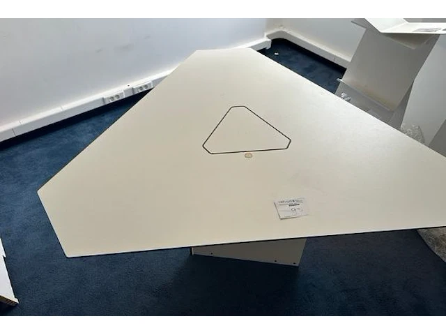 3 hoekige tafel - afbeelding 2 van  4