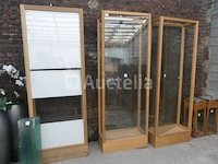 3 hoge vitrinekasten - afbeelding 1 van  4