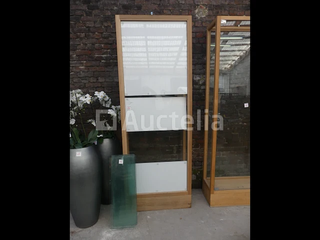 3 hoge vitrinekasten - afbeelding 2 van  4
