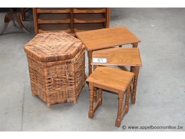 3 houten bijzettafeltjes plus rieten mand - afbeelding 1 van  2