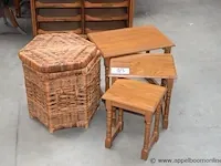 3 houten bijzettafeltjes plus rieten mand - afbeelding 1 van  2