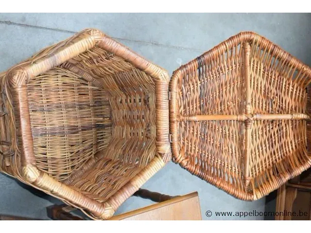 3 houten bijzettafeltjes plus rieten mand - afbeelding 2 van  2
