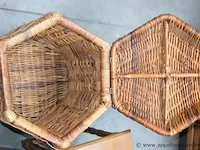 3 houten bijzettafeltjes plus rieten mand - afbeelding 2 van  2
