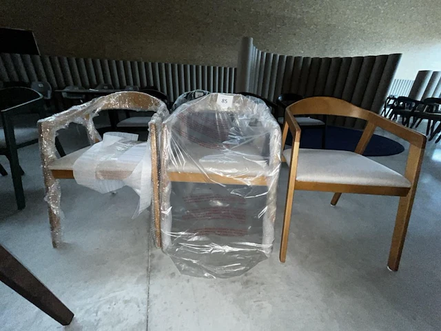 3 houten stoelen - afbeelding 1 van  5