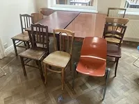 3 houten tafels met 10 stoelen