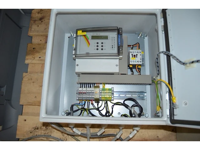 3 industriele zekeringskasten met inhoud, elektrometer - afbeelding 4 van  7