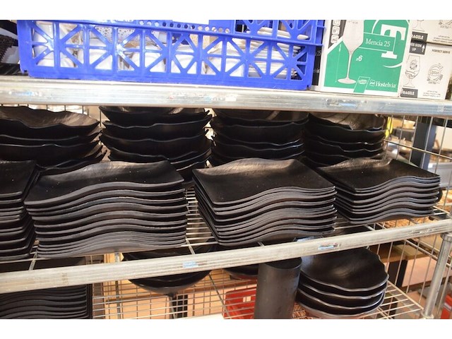 3 inox grote kookketels, inox kommen, ca. 160 stuks zwart moderne borden en schotels, partij glazen en bestek, snijplanken, partij porselein - afbeelding 2 van  12