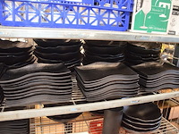 3 inox grote kookketels, inox kommen, ca. 160 stuks zwart moderne borden en schotels, partij glazen en bestek, snijplanken, partij porselein - afbeelding 2 van  12