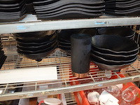 3 inox grote kookketels, inox kommen, ca. 160 stuks zwart moderne borden en schotels, partij glazen en bestek, snijplanken, partij porselein - afbeelding 4 van  12