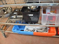 3 inox grote kookketels, inox kommen, ca. 160 stuks zwart moderne borden en schotels, partij glazen en bestek, snijplanken, partij porselein - afbeelding 6 van  12