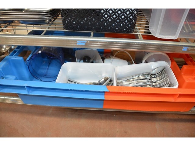 3 inox grote kookketels, inox kommen, ca. 160 stuks zwart moderne borden en schotels, partij glazen en bestek, snijplanken, partij porselein - afbeelding 7 van  12